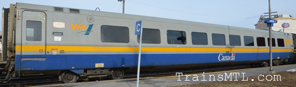 Passenger car VIA 3463 right side with VIA's old colors / Wagon de passager VIA 3463 coté droit avec les vielles couleurs de VIA